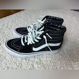 Unisex (Women’s 8 & Men’s 6.5) Black Vans Sk8-Highs
